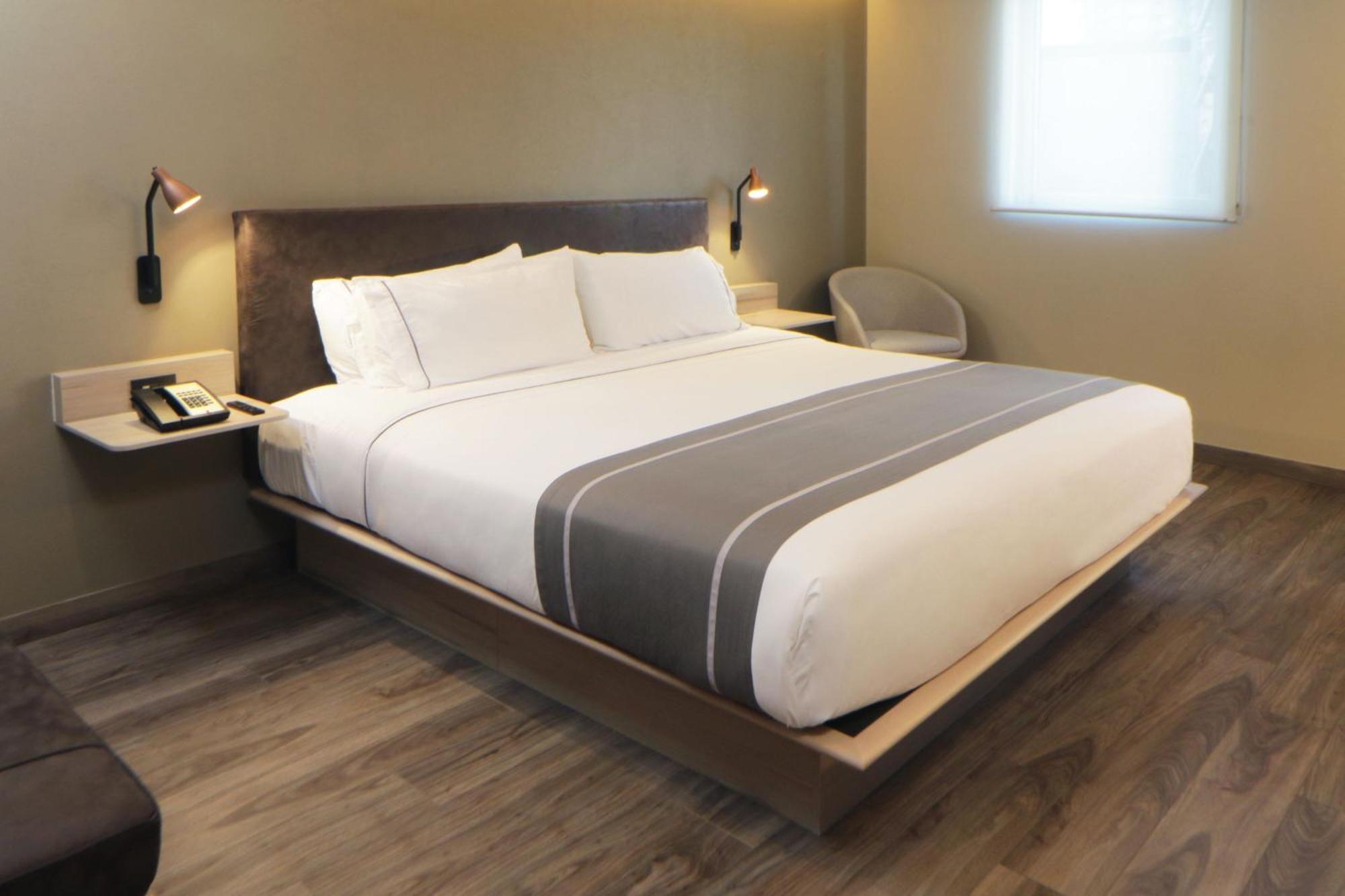 City Express Plus By Marriott Guadalajara Providencia Exterior photo